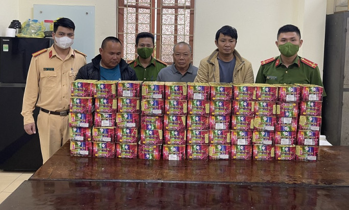 Bắt 3 đối tượng tàng trữ pháo nổ