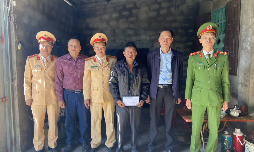 Thăm, tặng quà gia đình nạn nhân tai nạn giao thông 