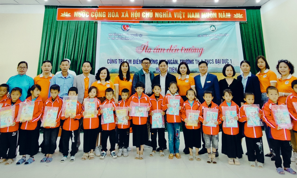 Chương trình “Áo ấm đến trường” cho giáo viên, học sinh tại Tiên Yên