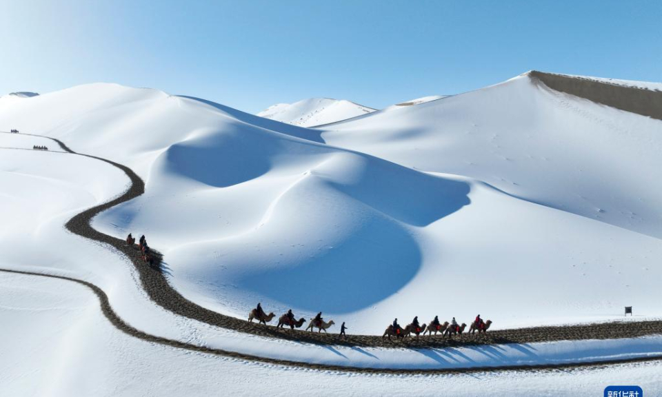甘肃敦煌：雪后大漠景如画