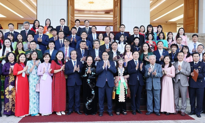PM Phạm Minh Chính meets with outstanding teachers