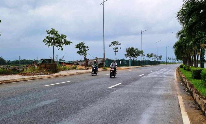 Đi xe máy bị dây điện võng xuống đường cắt ngang cổ, một phụ nữ tử vong