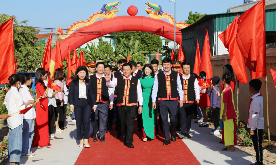 Chủ tịch Hội đồng lý luận Trung ương Nguyễn Xuân Thắng dự Ngày hội Đại đoàn kết toàn dân tộc tại xã Quảng Tân, huyện Đầm Hà