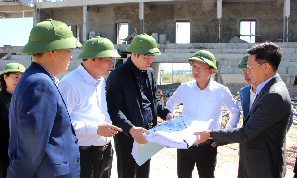 Đồng chí Quyền Chủ tịch UBND tỉnh kiểm tra tiến độ thi công một số dự án tại Vân Đồn
