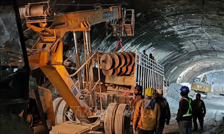 Vụ sập đường hầm ở Ấn Độ: Lực lượng cứu hộ tạo lối thoát hiểm mới