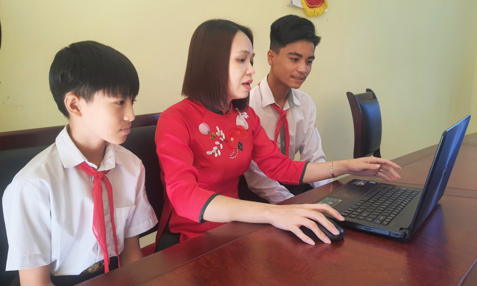 Chiếc máy tạo lỗ và bón phân lót trong trồng rau
