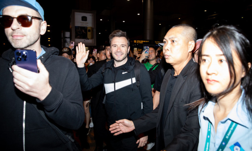 Westlife trở lại Việt Nam sau 12 năm, người hâm mộ chào đón tại sân bay
