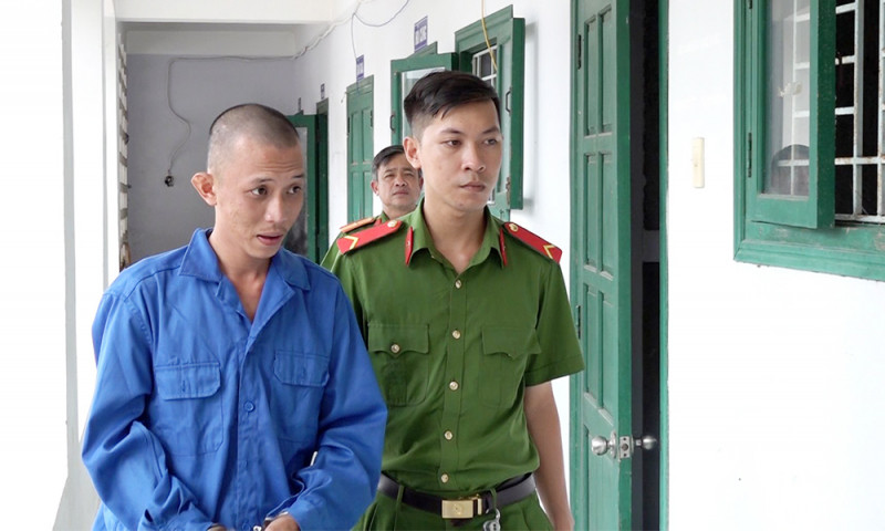 Thuê người giả làm cha mình để lừa chủ cửa hàng xe máy