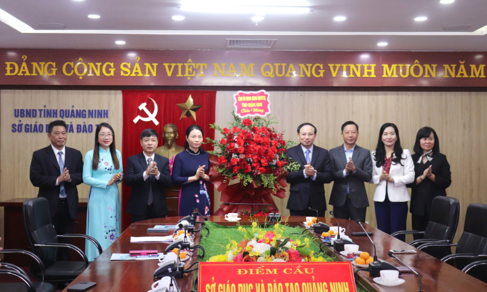 越南老师节：广宁省领导向教师们表示祝贺