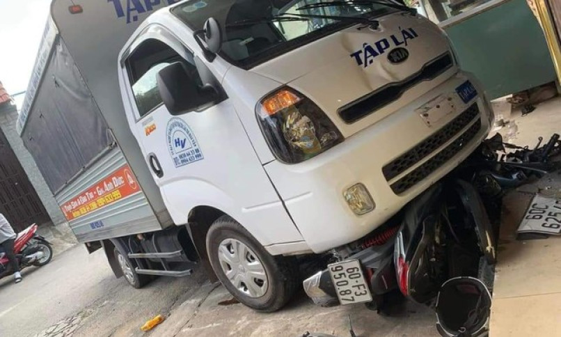 Va chạm xe tập lái, nữ sinh bị chấn thương sọ não