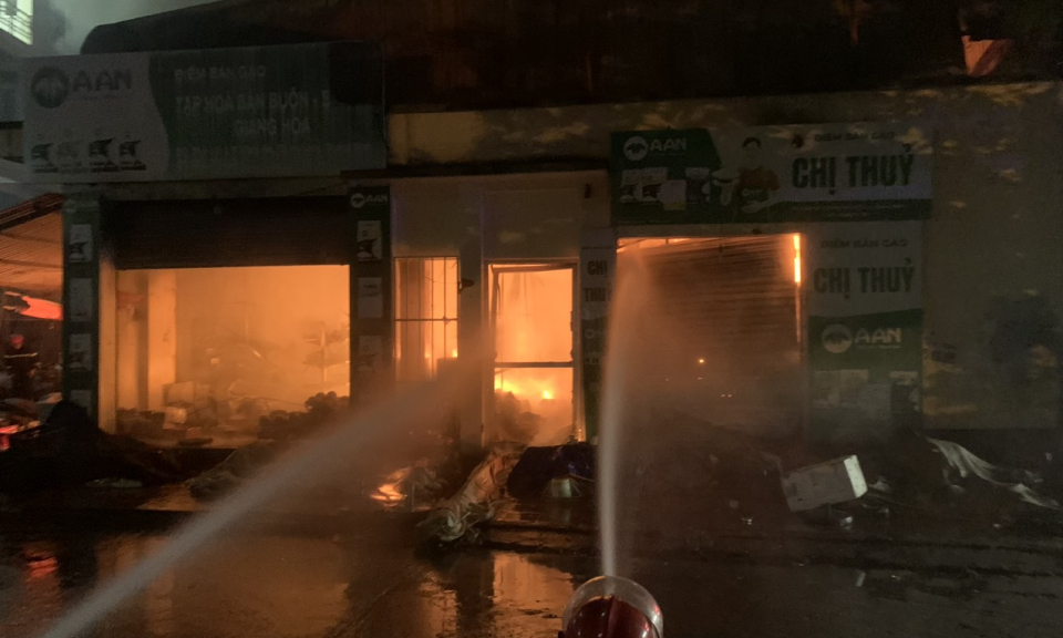 Điều tra nguyên nhân và hỗ trợ các tiểu thương vụ cháy kiot phía ngoài Chợ cột 3