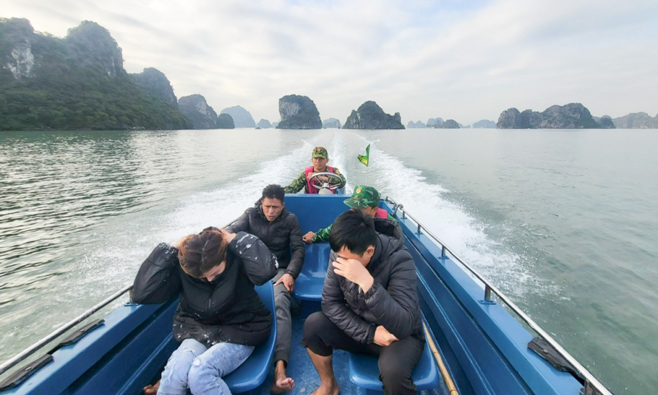 Cứu hộ tàu vỏ sắt gặp nạn trên biển Hạ Long, 6 thuyền viên an toàn