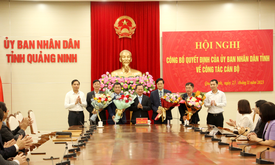 Công bố quyết định về công tác cán bộ