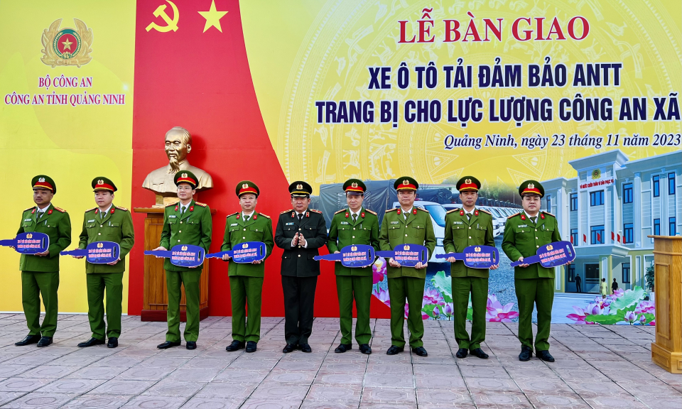 Công an tỉnh: Bàn giao ô tô chuyên dụng cho Công an xã