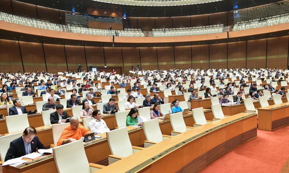 Quốc hội thảo luận về một số dự án luật