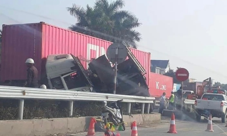 Hải Dương: Xe đầu kéo va chạm xe tải trên quốc lộ 5, một người nguy kịch