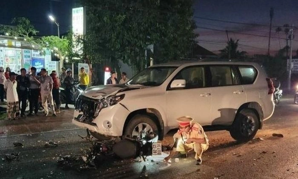Xe biển xanh thuộc Sở Nông nghiệp Kon Tum va chạm xe máy