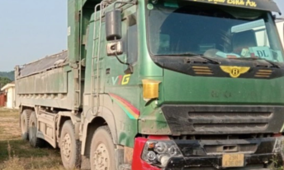 Cảnh sát đu bám ca bin xe tải 10km bắt tài xế dương tính với ma túy