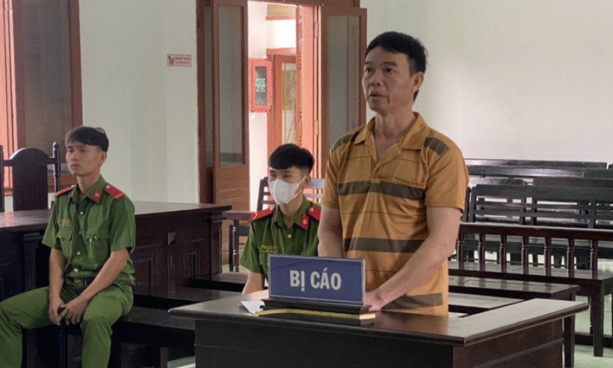 Tạt xăng đốt vợ cũ, lĩnh 8 năm tù