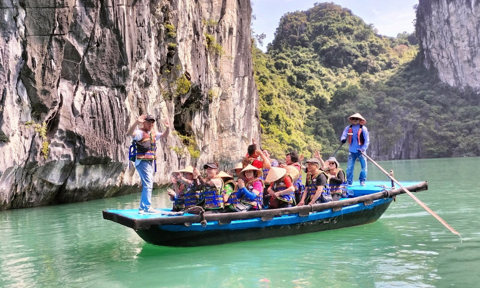 Ha Long Bay welcomed roughly 2.4 million tourist arrivals in 11 months