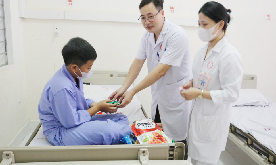 Bác sĩ trẻ giỏi nghề, đam mê làm thiện nguyện