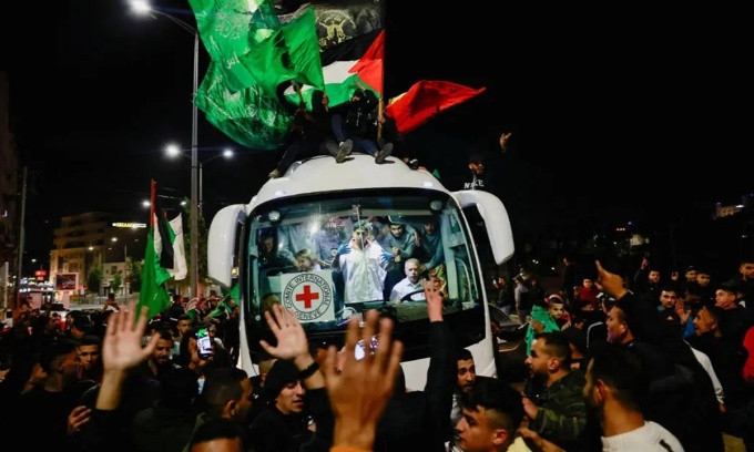 Hamas thả thêm 17 con tin