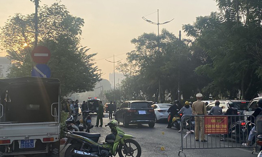 Người đi bộ tử vong sau va chạm với ô tô Mercedes ở Hà Nội