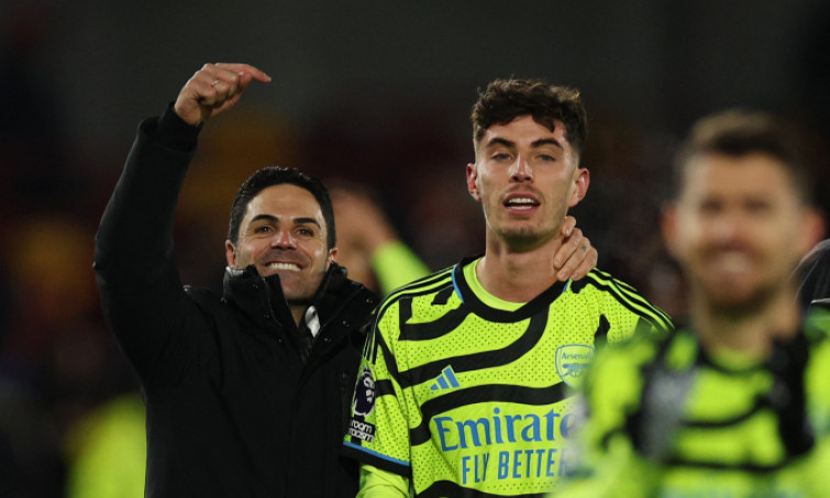 Arteta kẹp cổ, kéo Havertz ra chia vui với CĐV