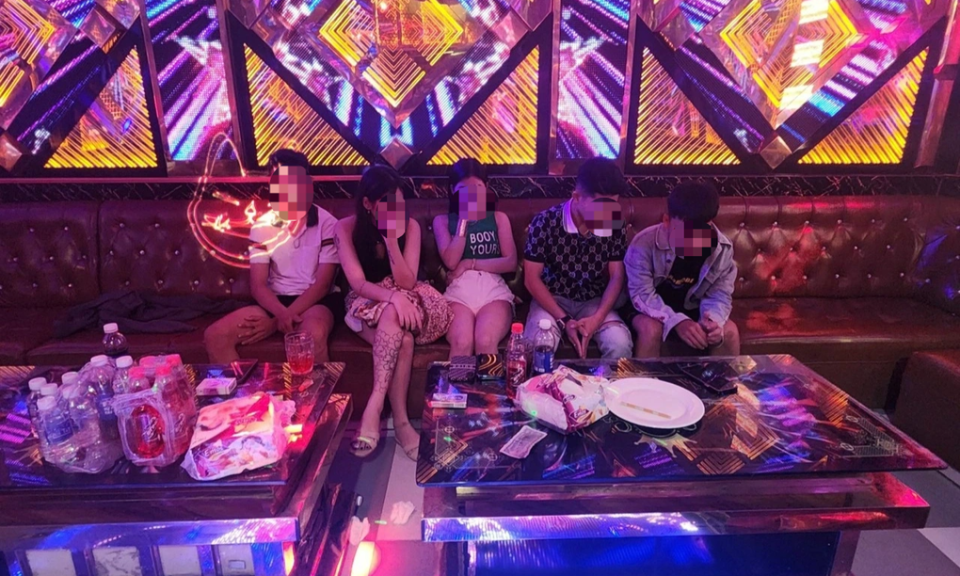 30 nam nữ mở tiệc ma túy trong quán karaoke