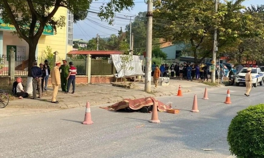 Điều khiển xe tự đâm vào cột điện, người đàn ông tử vong tại chỗ