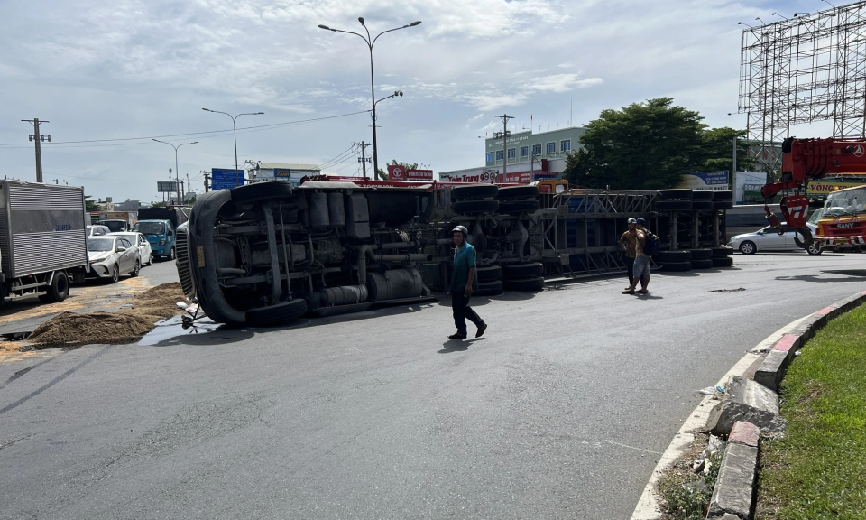 Xe container ôm cua lật nhào ở vòng xoay TP Thủ Đức