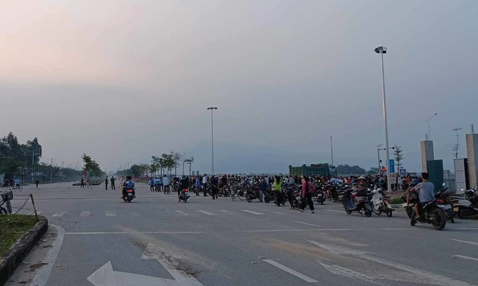 Cháu tử vong, ông bị thương sau va chạm với xe tải