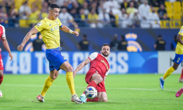 Ronaldo xin trọng tài hủy phạt đền của đội nhà