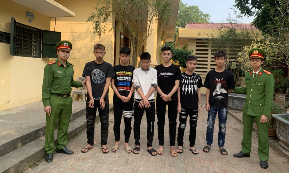 6 thanh niên choai choai mang dao phóng lợn vô cớ đuổi đánh người đi đường