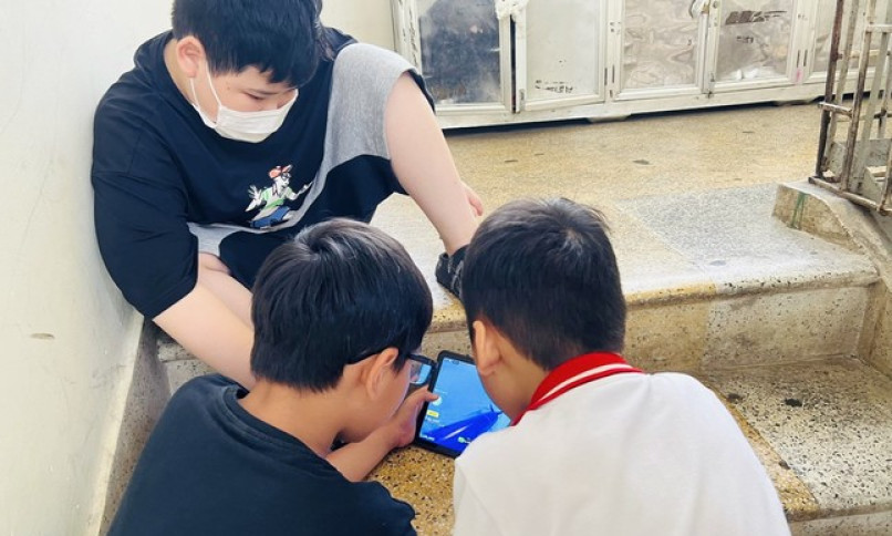 Giao điện thoại cho học sinh từ sớm, quản lý thế nào?