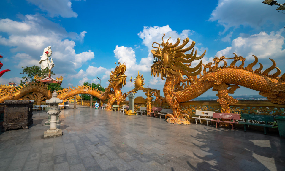 Ngôi chùa 400 năm tuổi có 'hòn đá thần' trên đỉnh núi ở Bình Dương