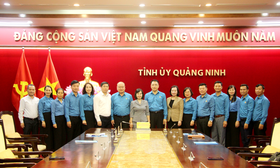 Đồng chí Phó Bí thư Thường trực Tỉnh ủy gặp mặt Đoàn đại biểu đi dự Đại hội Công đoàn Việt Nam