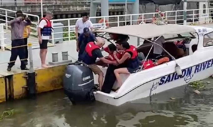 Thuyền trưởng cùng khách nước ngoài cứu người ở sông Sài Gòn 