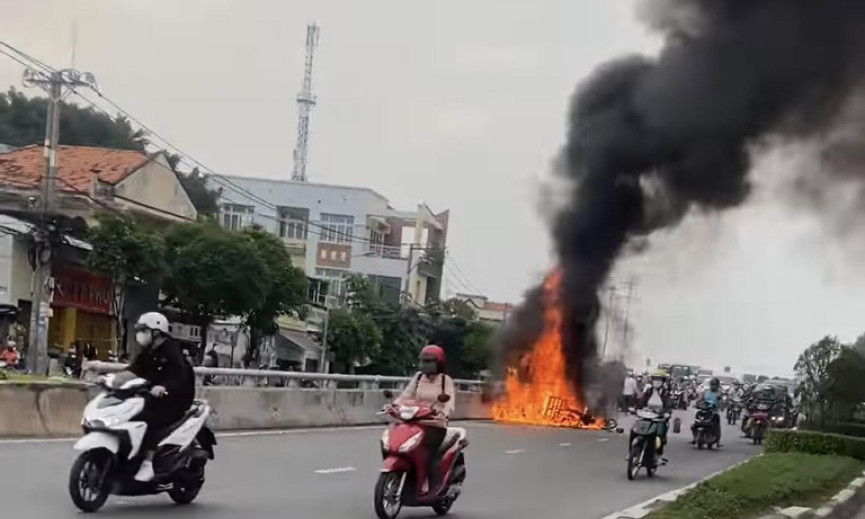 2 xe máy bốc cháy trên cầu vượt, cửa ngõ TP.HCM ùn tắc nghiêm trọng