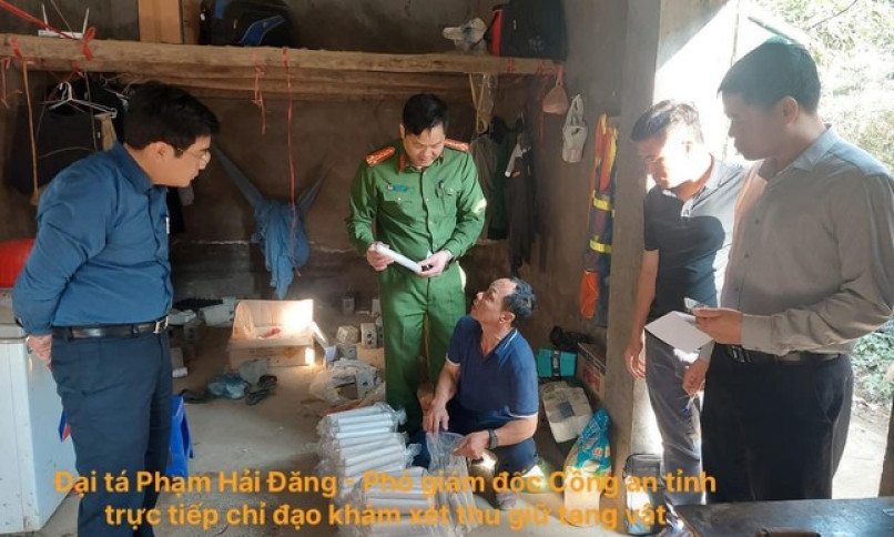 Công an phát hiện 'kho mìn' dưới phản ngủ của công nhân