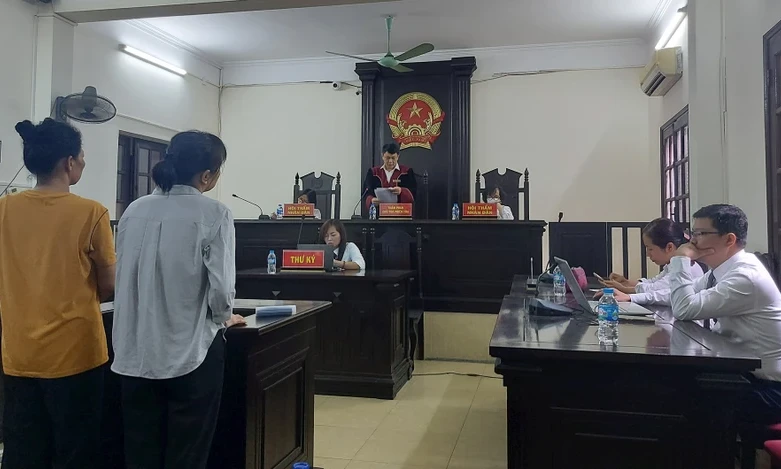 Vụ đổ xăng lên người định tự tử để đòi nhà: Y án 2 bị cáo xâm phạm chỗ ở