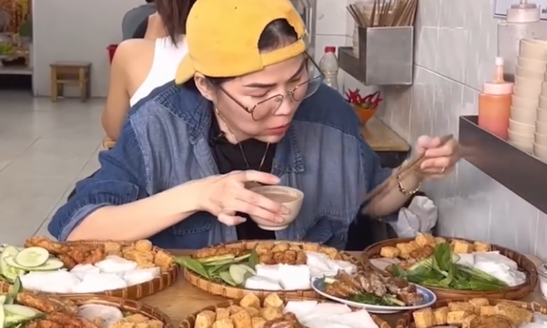 Những cô gái 'ăn thùng, uống vại' kiếm tiền khủng và lời cảnh báo của chuyên gia