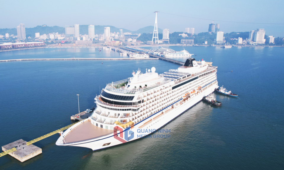 First Chinese cruise ship docks in Ha Long Bay in 2023