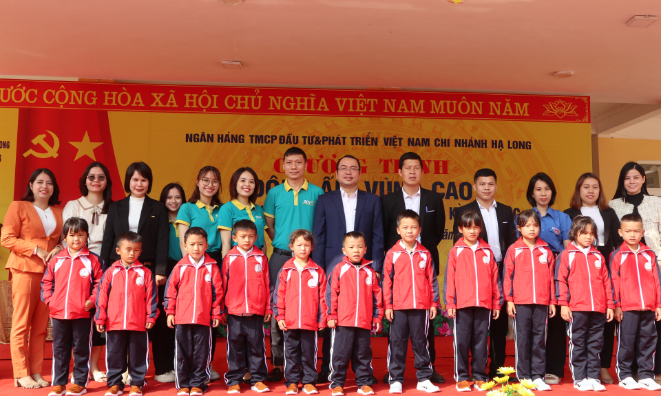 BIDV Hạ Long tặng quà cho học sinh Trường Tiểu học&THCS Kỳ Thượng (TP Hạ Long)