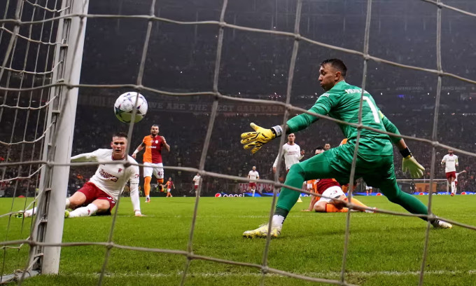 Man Utd rơi điểm dù dẫn hai bàn