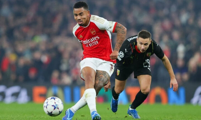 Arsenal giành quyền vào vòng 1/8 Cúp C1