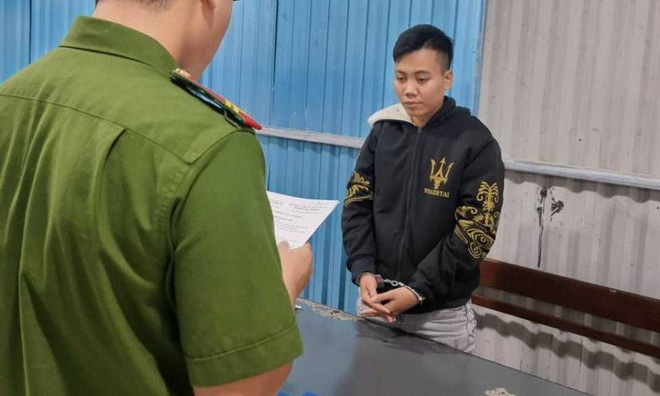 Nhóm "quái xế" lạng lách trên đường phố, dùng hơi cay chống trả công an