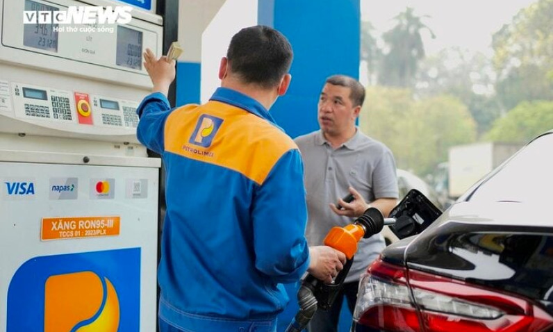 Giá xăng tăng, giảm trái chiều