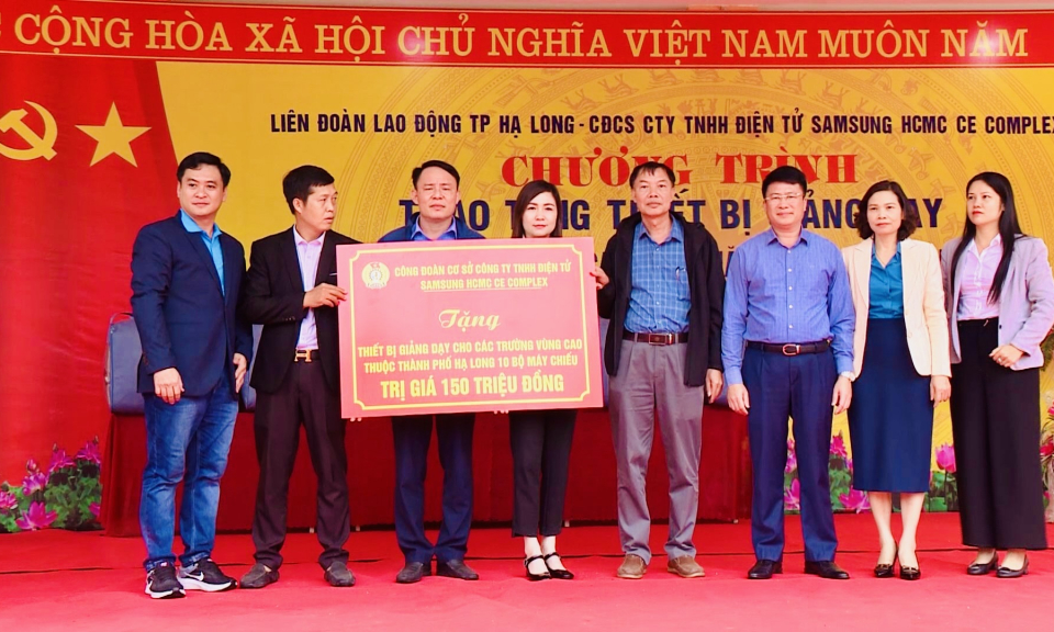 Trao tặng thiết bị dạy học cho các trường vùng cao TP Hạ Long
