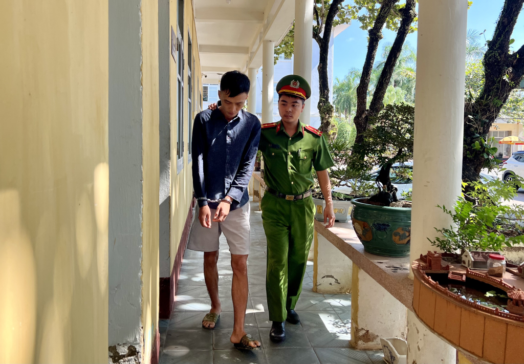 Công an TX Quảng Yên dẫn giải đối tượng trộm cắp xe máy.